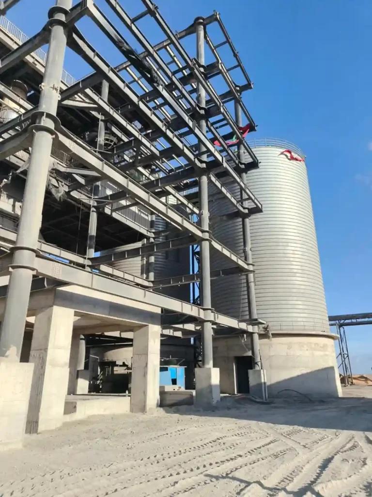 Цементный силос на предприятии в Марокко
