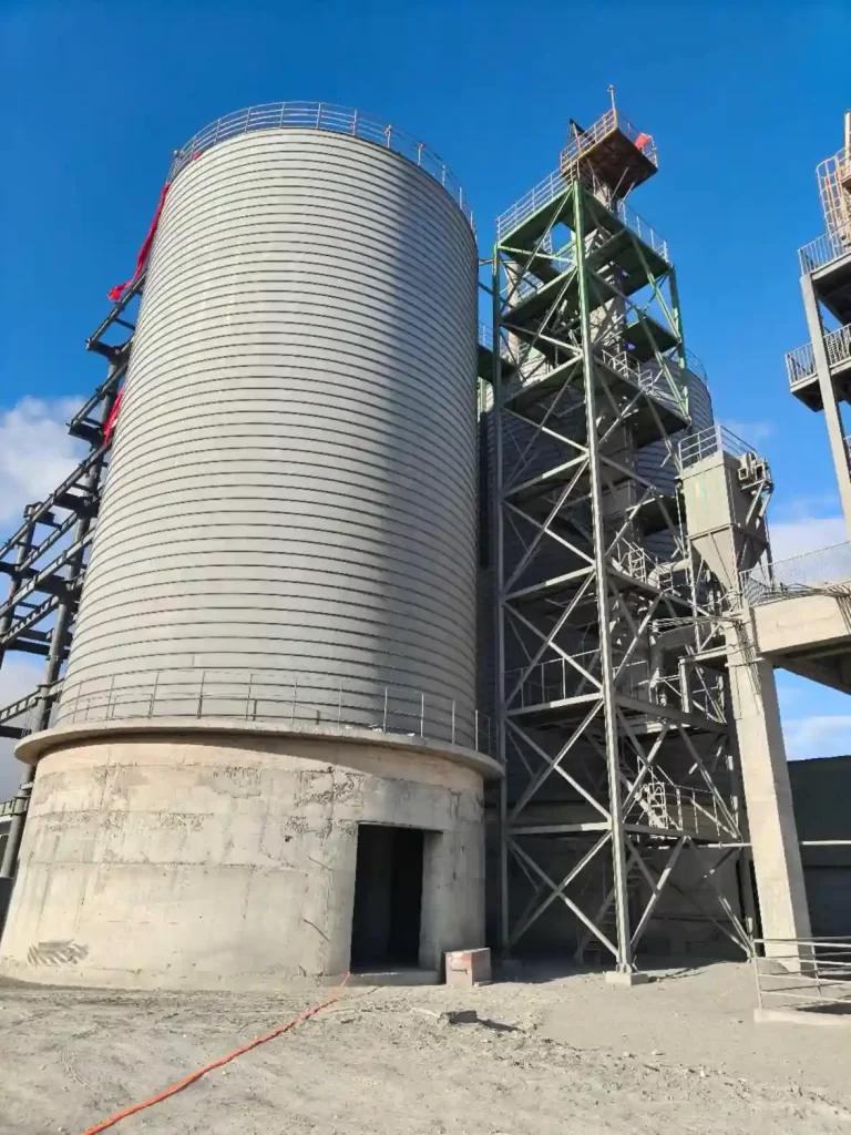 Цементный силос на производстве в Марокко